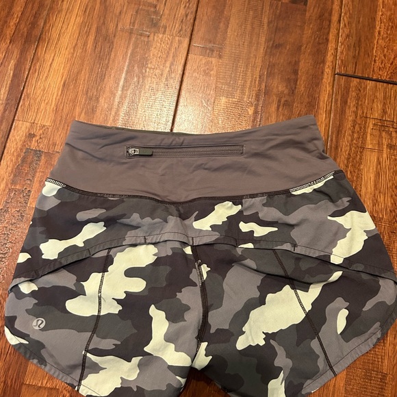 Lululemon CAMO SPEED UPS Size 0 4in - Picture 2 of 2